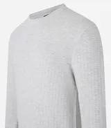 Suéter masculino de malla de viscosa y poliamida color gris claro, con textura de cuadros grid, cuello redondo y mangas largas.