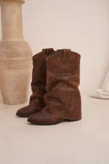 Botas texanas de cuero color marrón con caña media y detalle de costuras decorativas.