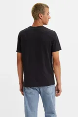 Remera negra de algodón de corte estándar con cuello redondo y estampado frontal con nueve logos de Levi's Batwing multicolores.