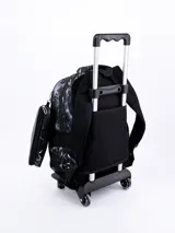 Mochila con carrito color gris con estampado de manchas y pelota de fútbol. Incluye cartuchera lateral con estampado de pelotas de fútbol.