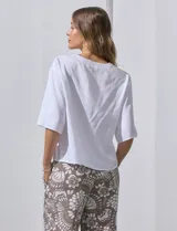 Blusa marrón de lyocell con escote en V y mangas cortas.