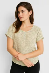 Blusa marrón con estampado floral, cuello redondo y mangas cortas.