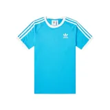 Remera celeste con cuello redondo y mangas cortas con ribete blanco. Presenta las tres rayas características de Adidas en color blanco en los hombros y el logo bordado en el pecho.
