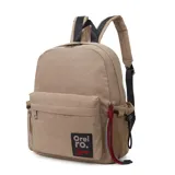 Mochila de tela color beige con estampado de labios en relieve. Tiene un bolsillo frontal con cierre, dos bolsillos laterales de red y un parche con el logo de la marca.