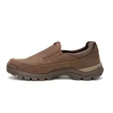 Zapato Caterpillar tipo slip-on de cuero color marrón, con forro de malla de nylon, plantilla acolchada, suela de goma y tecnología CLEANSPORT NXT.