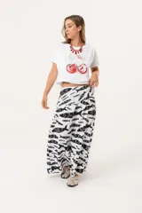 Remera blanca de manga corta con estampado de cerezas y la palabra "Cherry" en cursiva.