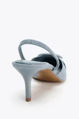 Zapato destalonado color marrón de tejido suave, con punta fina, tacón fino y tira trasera ajustable.