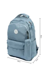 Mochila negra de tela con diseño liso, compartimento principal con cierre, bolsillo frontal con cierre y asa superior. Incluye un pequeño accesorio colgante de tela negra.