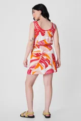 Vestido corto sin mangas con estampado de hojas en tonos rosa, naranja y blanco.