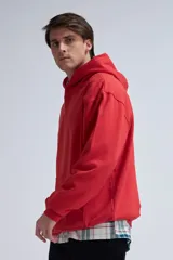 Canguro deportivo rojo con capucha y bolsillo tipo canguro, corte oversize.