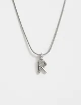 Cadena plateada de acero quirúrgico con dije de letra "B" con strass incrustados.