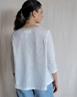 Blusa blanca de lino con escote en V y mangas 3/4.