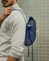 Zapatillas blancas de lana merino, diseño minimalista y atemporal, sin género y para todas las edades. Capellada y forro de lana merino, suela de EVA.