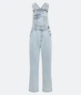 Mono largo de jeans celeste claro, con tirantes ajustables, bolsillo frontal con solapa y bolsillos laterales.