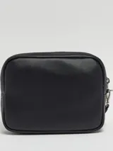 Neceser negro de cuero sintético con monograma CK grabado en relieve, cierre de cremallera, bolsillo exterior y asa de mano desmontable.