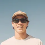 Lentes de sol Sunski modelo Puerto, con montura cuadrada negra y lentes polarizadas verdes que bloquean el 100% de los rayos UVA/UVB/UV400.