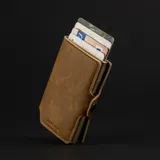 Billetera tipo tarjetero de cuero marrón con efecto envejecido. Posee un mecanismo de eyección para tarjetas y un clip para billetes. Incluye protección RFID.