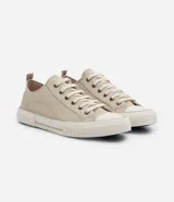 Championes bajos de lona color beige, con puntera redonda, cierre con cordones y suela de goma blanca con detalle de línea en relieve.