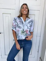 Camisa de algodón estampada con motivos florales en tonos azules, con cuello mao y mangas 3/4.