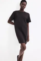 Vestido corto tipo remerón de algodón color negro, con cuello redondo, mangas cortas y corte recto.