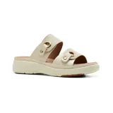 Sandalias bajas color beige con dos tiras anchas sobre el empeine, hebillas doradas y suela blanca con plataforma.