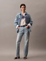 Pantalón de jean celeste de corte recto y tiro alto.