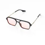 Lentes de sol con marco negro, patillas plateadas y lentes celestes.