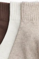 Pack de tres pares de medias deportivas tobilleras en tejido funcional DryMove™ que ayuda a absorber el sudor.