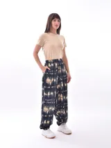 Pantalón babucha con estampado abstracto en tonos azul, beige y verde.