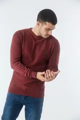 Sweater negro de algodón con cuello redondo y logo bordado en el pecho.
