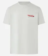 Remera blanca de algodón, corte comfort, con cuello redondo y mangas cortas. Estampa frontal de un carro rojo y texto "Los Angeles".