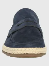Mocasín gris de descarne con suela de goma y detalle de yute trenzado.