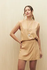 Short color beige con diseño cruzado y cierre con botón lateral.