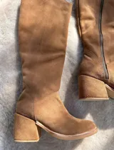 Botas altas color camel de gamuza con taco bloque y cierre lateral.