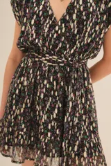 Vestido corto con estampado floral multicolor, escote en V, mangas cortas y cinturón ancho negro con aplique de flor.