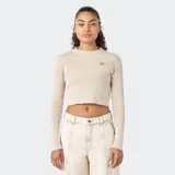 Remera corta color beige de corte ajustado y mangas largas. Tiene cuello redondo y logo de la marca en el pecho.