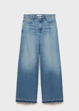 Pantalón de jean celeste, de corte wide leg, tiro alto y largo hasta el tobillo. Presenta cierre frontal con cremallera y botón, cinco bolsillos y bajo deshilachado.