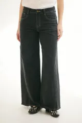 Pantalón de jean acampanado color caramelo con cintura alta y cinturón marrón con tachas.