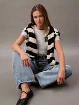 Remera blanca de algodón con elastano, corte slim, mangas cortas, cuello redondo y estampado floral en el pecho.