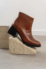 Botines negros de cuero con estampado de cocodrilo, taco cuadrado y cierre lateral con cremallera.