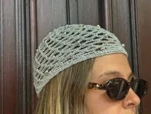 Gorro tipo bandana de crochet color gris, con apliques de perlas sintéticas.