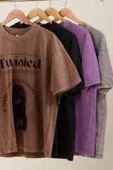 Remera oversize color fucsia con estampa de texto y figura femenina con peinado afro.