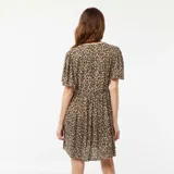 Vestido corto de punto crepé color beige con estampado animal print, escote en V y mangas cortas.