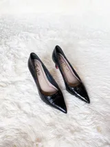 Zapato de tacón alto Iara, color negro charol, con punta fina y suela roja. Fabricado en cuero.