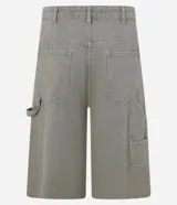 Bermuda masculina color beige, corte baggy relaxed, confeccionada en sarga lavada de algodón. Posee cintura con trabilla, cierre tradicional y bolsillo carpintero.