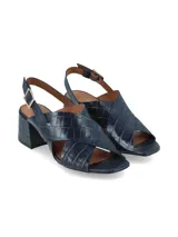 Sandalia azul con textura tipo piel de cocodrilo, con tiras cruzadas en el empeine, hebilla lateral y taco cuadrado.