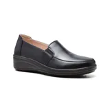 Zapato casual Korium Confort Noah de cuero negro, con elástico en el empeine y suela de goma.