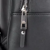 Mochila negra de cuero sintético con cierre superior y bolsillo frontal con cierre. Tiene correa regulable y herrajes plateados.
