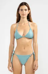 Top de bikini triangular reversible con estampado floral de rayas y flores, con tiras para atar al cuello y en la espalda.