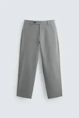 Pantalón de vestir gris de corte recto, con bolsillos laterales y traseros. Se ajusta a la cintura con cinturón con hebilla.
